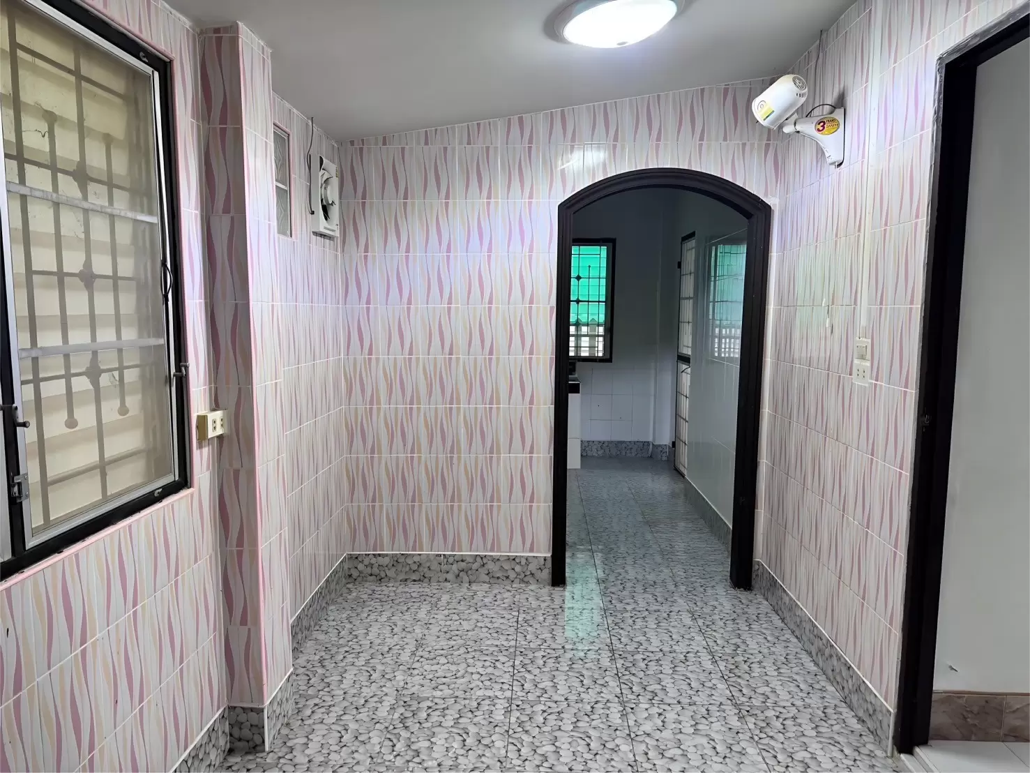 บ้านเดี่ยวสองชั้น หมู่บ้านสหกรณ์การเคหสถานราชนาวี1 ต พลูตาหลวง อ สัตหีบ จ ชลบุรี